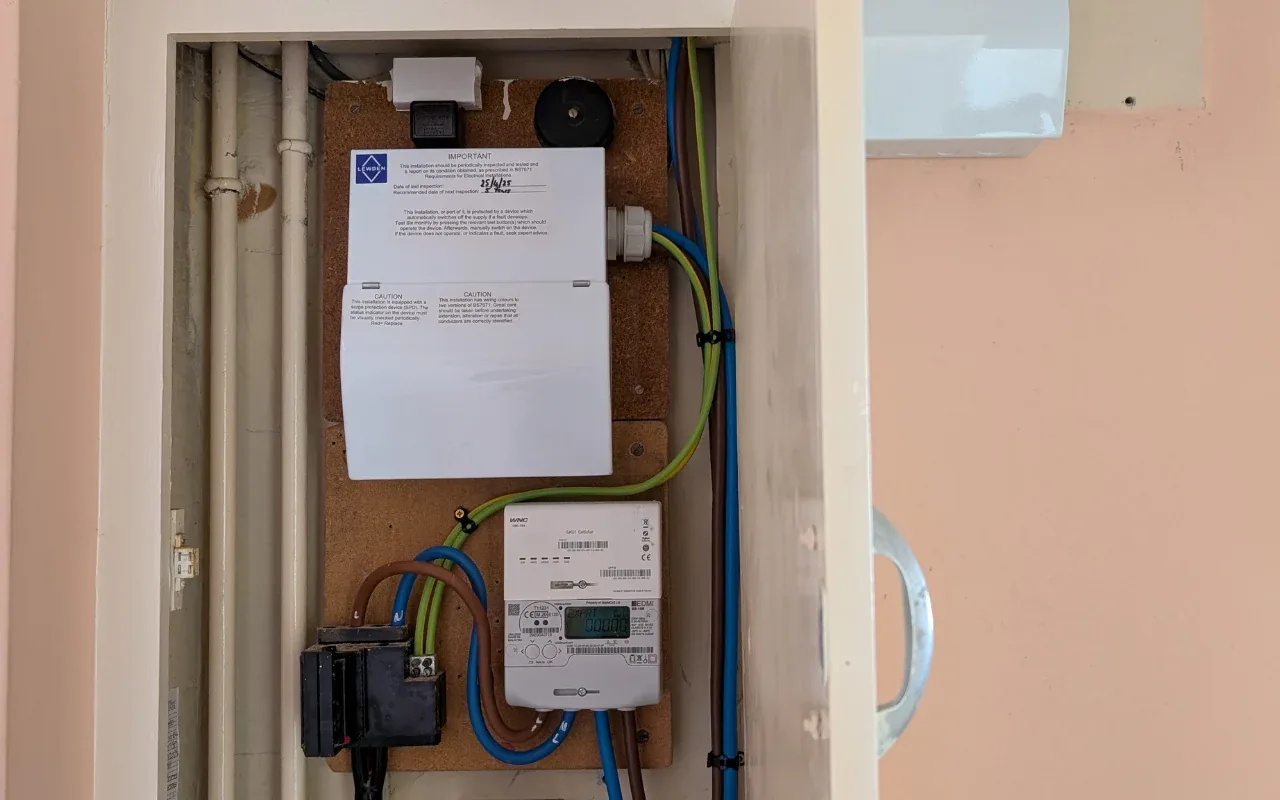Consumer unit and smart meter with an installation and test notice