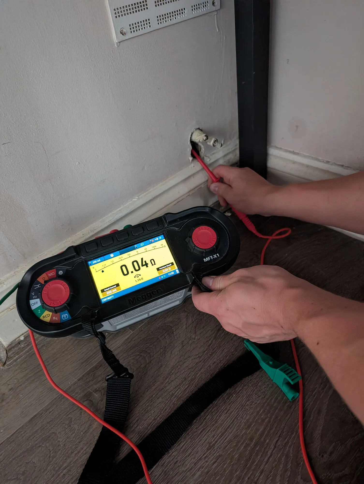 Continuity testing a socket circuit with a Megger tester